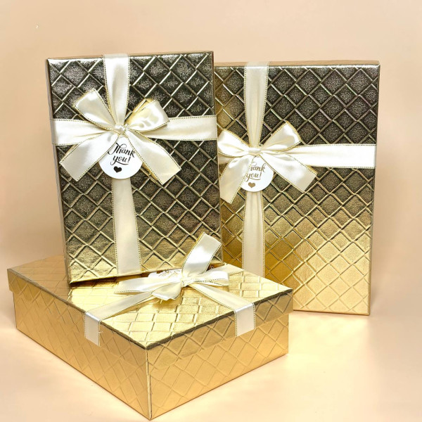 Подарункові коробки з рельєфним тисненням золотого кольору