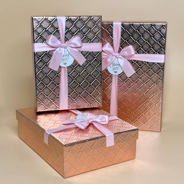Подарункові коробки з рельєфним тисненням рожевого кольору