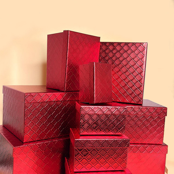 Подарункові коробки з рельєфним тисненням срібного кольору