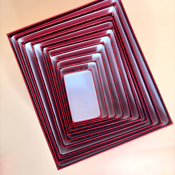 Подарункові коробки з рельєфним тисненням срібного кольору