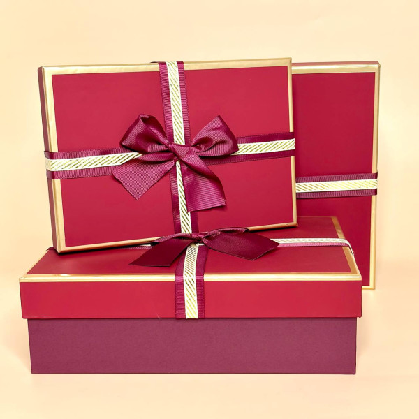 Подарункові коробки з бантом бордового кольору 