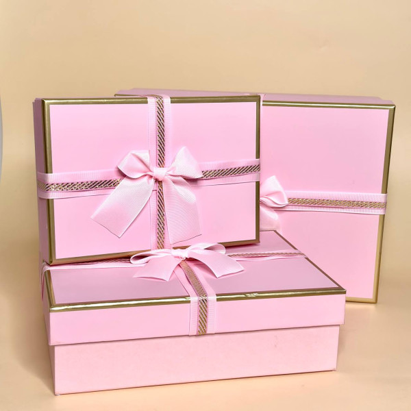 Подарункові коробки з бантом рожевого кольору 