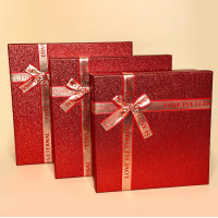 Набір подарункових коробок з блиском червоного кольору 