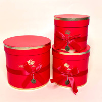 Набір з трьох круглих коробок для квітів ніжно червоного кольору