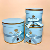 Набір з трьох круглих коробок для квітів ніжно блакитного кольору