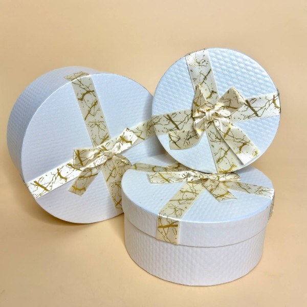 Набір круглих подарункових коробок з бантом білого кольору