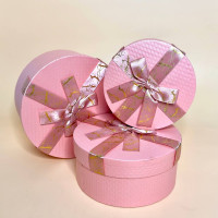 Набір круглих подарункових коробок з бантом рожевого кольору