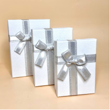 Набір подарункових коробок з атласною стрічкою білого кольору