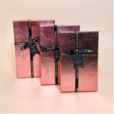 Набір тексурних коробок зі стрічкою рожевого кольору 