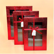 Набір подарункових коробок з віконцем червоного кольору