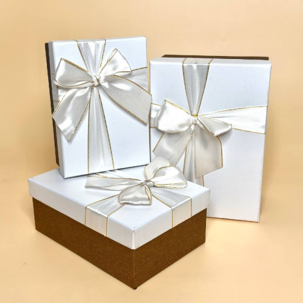 Набір подарункових коробок з декоративними бантами  білого кольору