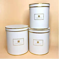 Набір з трьох круглих коробок для квітів ніжно білого кольору