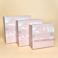 Набір з трьох подарункових коробок з квітами рожевого кольору