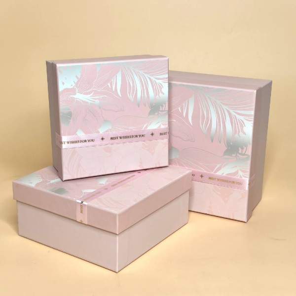 Набір з трьох подарункових коробок з квітами рожевого кольору