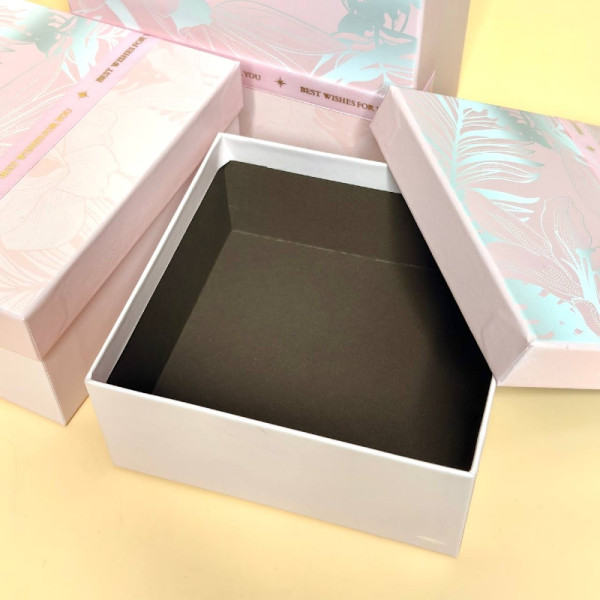 Набір з трьох подарункових коробок з квітами рожевого кольору