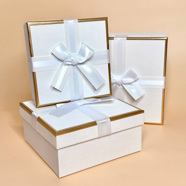 Набір коробок для подарунків білого кольору