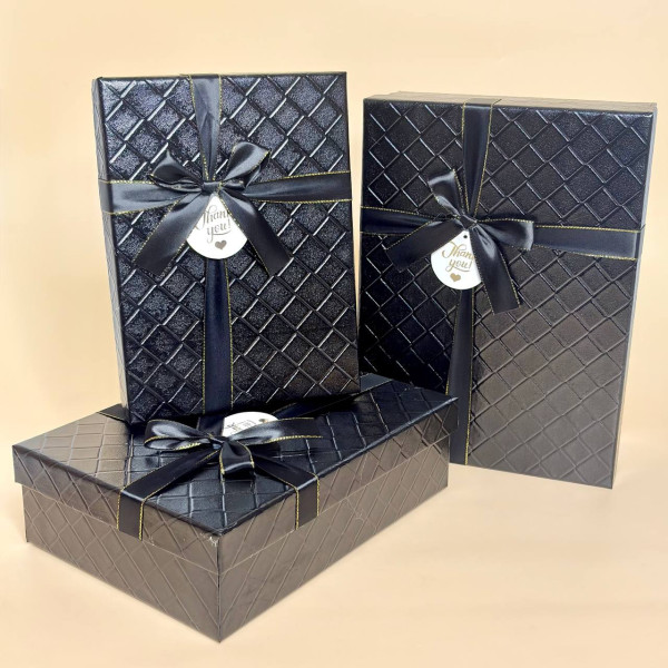 Подарункові коробки з рельєфним тисненням чорного  кольору