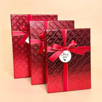 Подарункові коробки з рельєфним тисненням червоного кольору