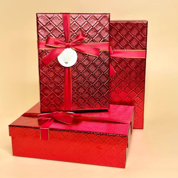 Подарункові коробки з рельєфним тисненням червоного кольору