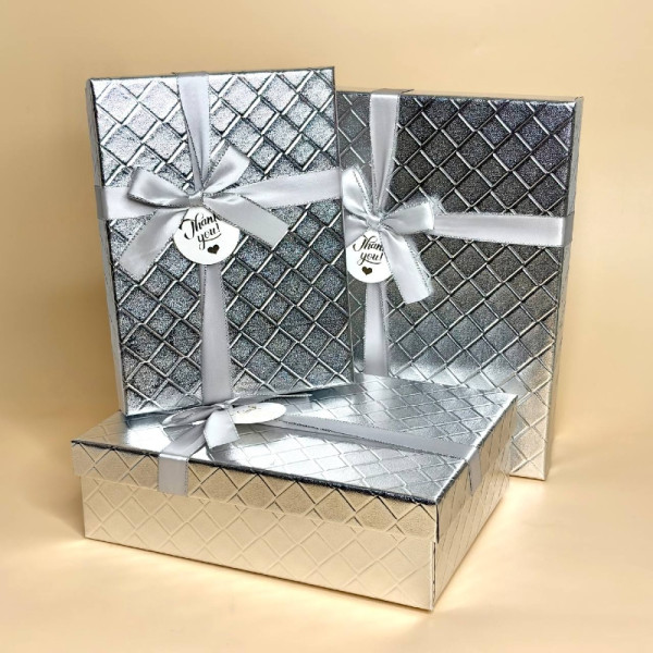 Подарункові коробки з рельєфним тисненням срібного кольору