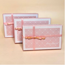 Набір прямокутних подарункових коробок з бантом рожевого кольору