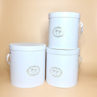 Круглі коробки для квітів та подарунків ніжно білого кольору