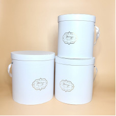 Круглі коробки для квітів та подарунків ніжно білого кольору