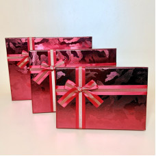 Набір прямокутних подарункових коробок з бантом червоного кольору
