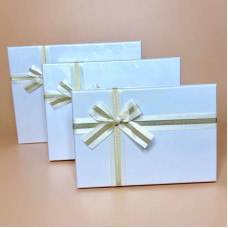 Набір прямокутних подарункових коробок з бантом білого кольору