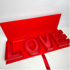 Подарункова коробка з написом “LOVE” , червона