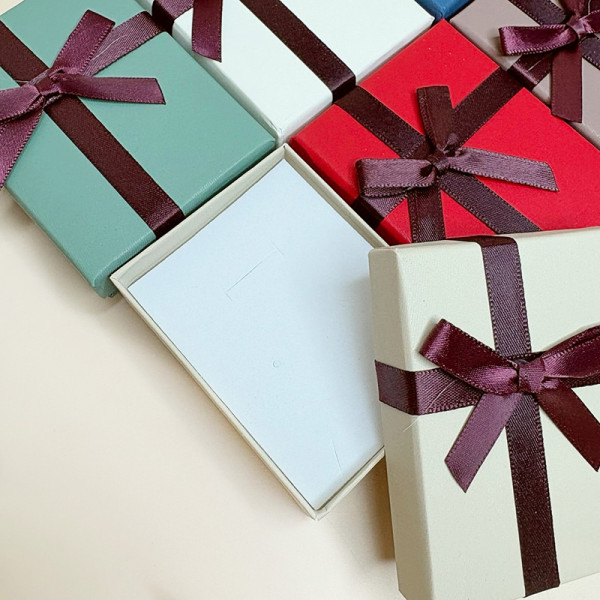 Подарункові коробочки з бордовим бантом для прикрас