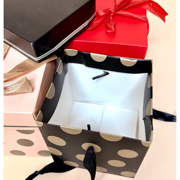 Подарункові коробки в горох із бантом 