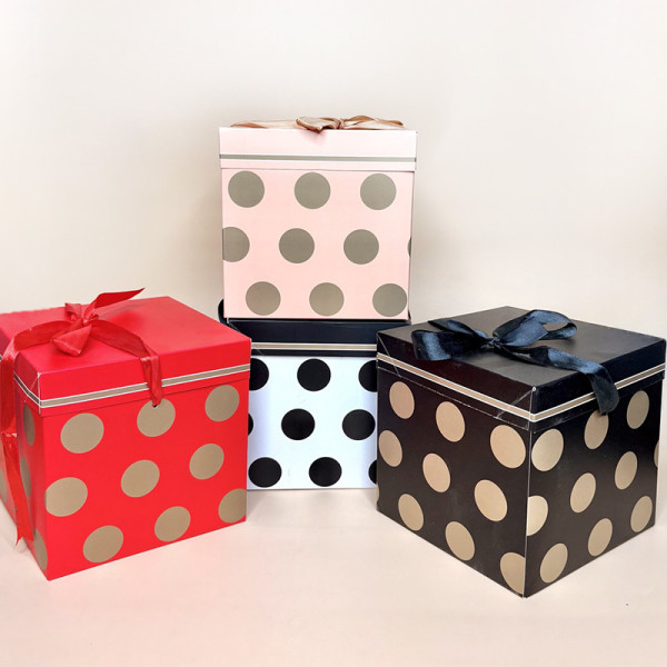 Подарункові коробки в горох із бантом 