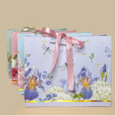 Подарунковий пакет з квітковим дизайном і стрічкою L