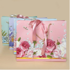 Подарунковий пакет з квітковим дизайном і стрічкою M