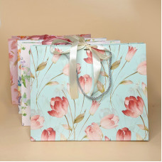 Подарунковий пакет з ніжним квітковим дизайном і стрічкою