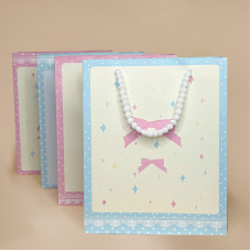 Подарунковий пакет із декоративними ручками