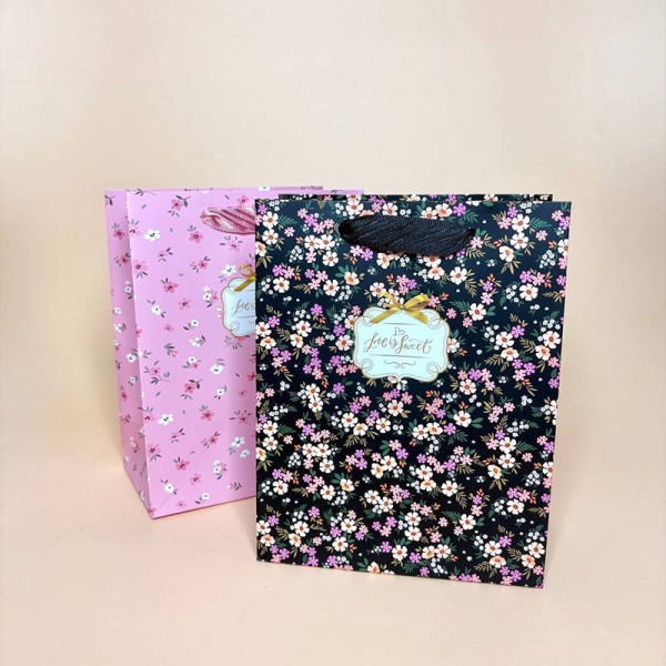 Подарунковий пакет з квітковим принтом