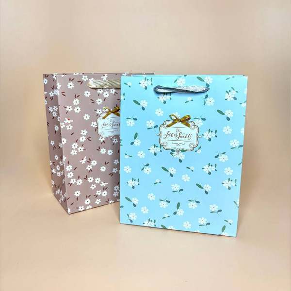 Подарунковий пакет з квітковим принтом
