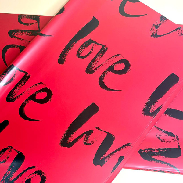 Калька для квітів  з написом "Love" червоного кольору