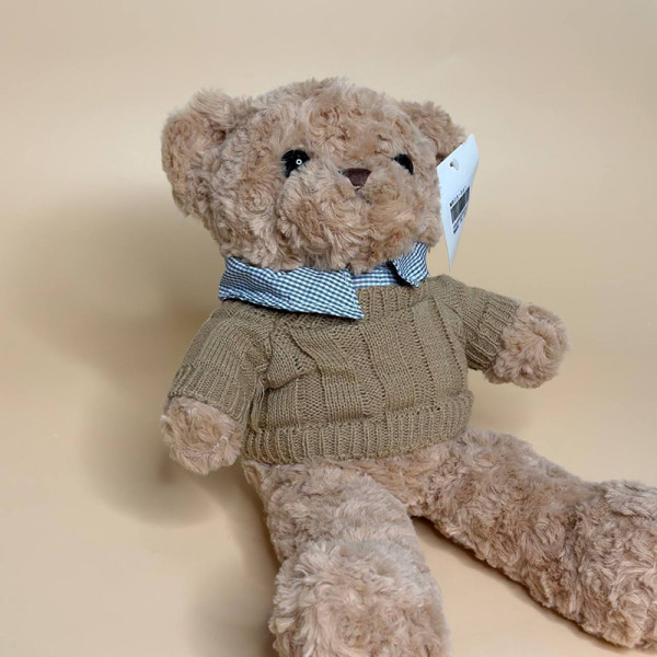 М’яка плюшева іграшка ведмедик у светрі коричневого кольору